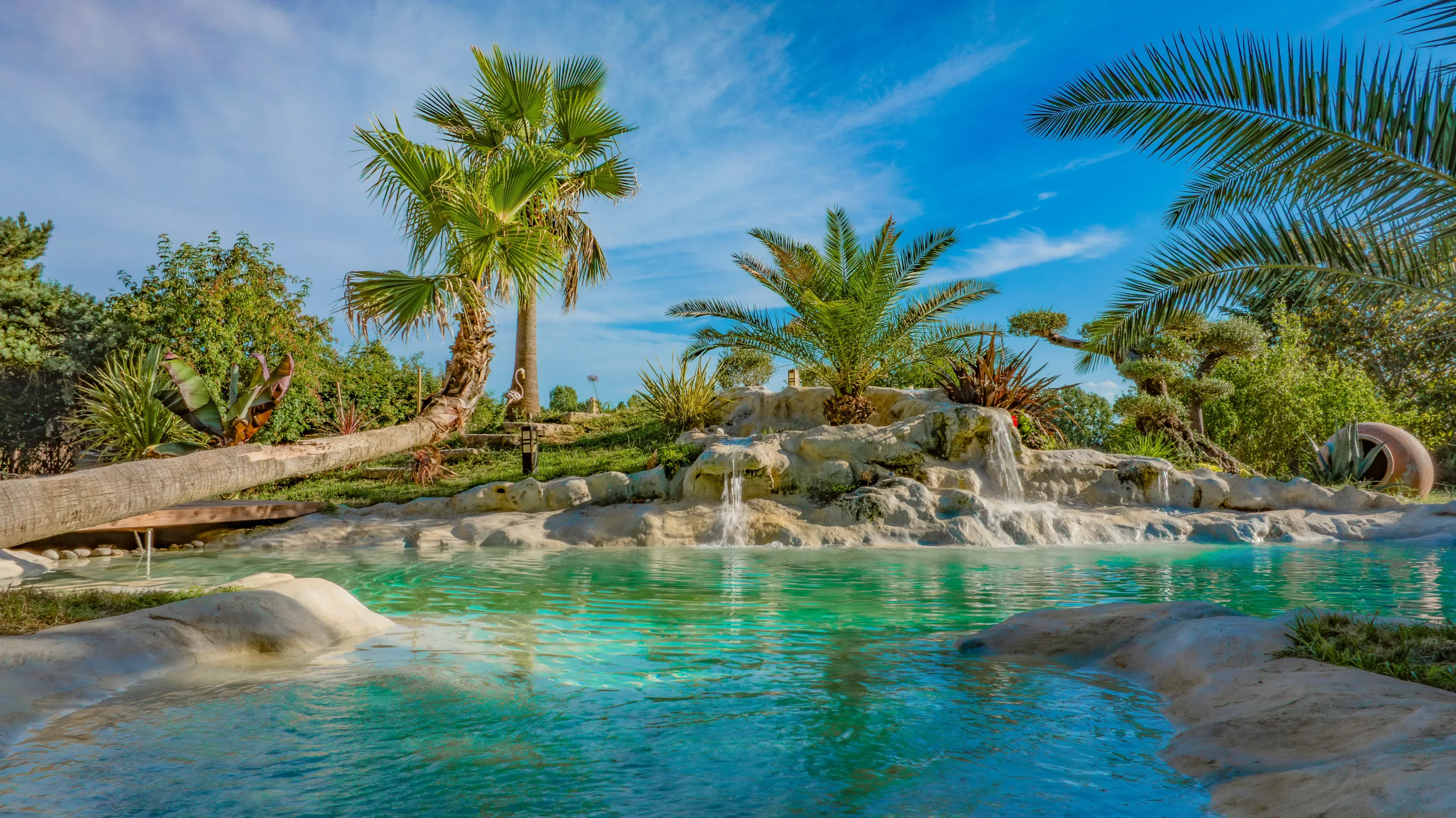 Piscine contre Vue aérienne d’un lagon O2 LAGON intégré dans un jardin paysager